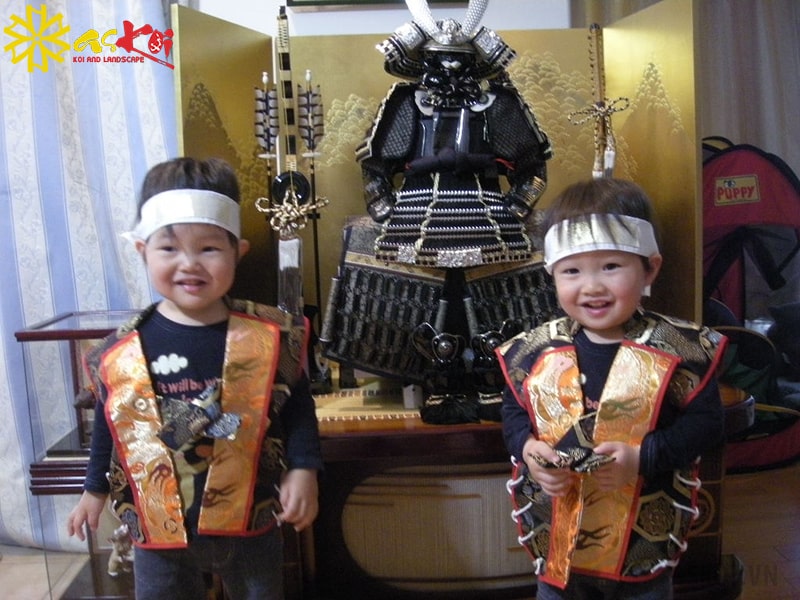 Các bé trai được mặc đồ của samurai