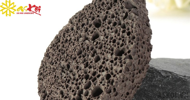 Bề mặt đá nham thạch có các lỗ nhỏ li ti, xốp, dễ dàng hấp thụ kim loại trong nước