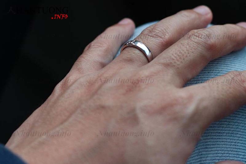 Nam giới đeo nhẫn ngón áp út báo hiệu tình trạng hôn nhân